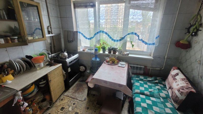 Соня повільно брела додому. Повертатися, не хотілося, адже вдома чекала мама, яка приїхала до них з Андрієм у гості. Через півгодини Соня, відкрила двері квартири, зайшла в коридор. – Соня?! Це ти? – гукнула з кухні Антоніна Сергіївна. – Так, я! – відповіла донька, і попрямувала до мами. – А я вже й вам з Андрієм вечерю приготувала, – одразу повідомила мама. – Чекатимеш його, чи сама повечеряєш? Раптом, Соня вловила дивний запах, який витав на кухні. – А що це ти приготувала, мамо? – запитала Соня, підійшла до плити, підняла кришку з каструлі і…застигла від побаченого