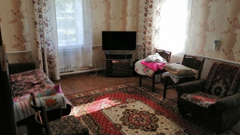 Алла випровадила чоловіка у відрядження, сама трохи прибрала у квартирі, і вирішила провести вечір зі своєю подругою – Людмилою. Жінка купила коробку тістечок та поїхала у гості. Вже в дорозі, Алла зателефонувала до Люди, але та не відповіла. – Напевно, щойно прийшла з роботи і вирушила в душ, – подумала Алла. Коли вона підійшла до дверей квартири Людмили, то почула музику. Алла подзвонила у двері. Музика зупинилася. Алла подзвонила ще раз: – Люда, це я, відкривай! Двері відчинилися. Алла заглянула всередину квартири подруги і… застигла від побаченого