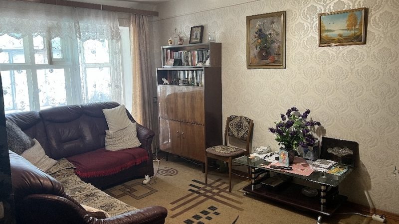 Таня повернулася додому з роботи. –  Вітя, у нас гості? – жінка зайшла в коридор і побачила на порозі чуже взуття, а з кімнати долинали жіночі голоси. Замість чоловіка в коридор вийшла незнайома жінка. – А Віті ще немає вдома, – жінка пильно дивилася на Таню. – А хто ви? Тані на мить здалося, що вона помилилася квартирою. – Тетяна, я тут живу, – відповіла вона. Жінка хмикнула. – Виходить, ти живеш у моїй квартирі, – сказала незнайомка і зникла у найближчій кімнаті. – В сенсі у вашій квартирі? Ви про що? – здивовано вигукнула Тетяна, не розуміючи, що відбувається
