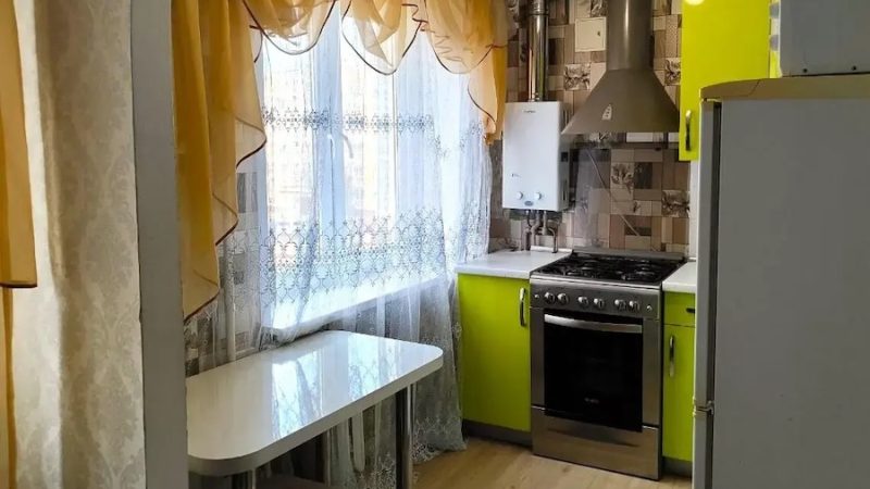 У понеділок Інна зайшла в офіс і раптом почула, як хтось сміється в кімнаті. Ще кілька тижнів тому вона б скривилася і пробурмотіла б щось про «дитячий садок». А сьогодні вона пройшла повз, кивнула Марині, і навіть – о, диво! – зупинилася. – Як син? Одужав? – запитала вона. Марина аж розгубилася. А потім кивнула головою. – Дякую, вже краще, – сказала вона. Інна посміхнулася. – Добре, – сказала вона. – Якщо треба буде допомогти – звертайся. Я вільна сьогодні після обіду! Марина дивилася на неї так, наче бачила вперше в житті