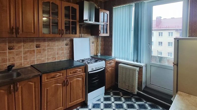 Катя давно відчувала, що в її сімейному житті щось відбувається. З чоловіком Славком вони спілкувалися все менше. Розмови зводилися до побутових справ… А якось після роботи Славко затримався зі своїми колегами в кафе. Додому чоловік прийшов явно веселий. А в кафе, як виявилося, з їжі були тільки закуски! Тому глава сім’ї захотів вечерю… Катя накрила на стіл і сама сіла поряд з чоловіком перекусити. Так би мовити, за компанію. А Славко раптом візьми і скажи: – А от Аліна до борщу завжди сальце дає! На кухні запала тиша