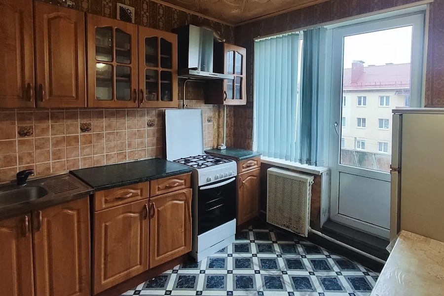 Катя давно відчувала, що в її сімейному житті щось відбувається. З чоловіком Славком вони спілкувалися все менше. Розмови зводилися до побутових справ… А якось після роботи Славко затримався зі своїми колегами в кафе. Додому чоловік прийшов явно веселий. А в кафе, як виявилося, з їжі були тільки закуски! Тому глава сім’ї захотів вечерю… Катя накрила на стіл і сама сіла поряд з чоловіком перекусити. Так би мовити, за компанію. А Славко раптом візьми і скажи: – А от Аліна до борщу завжди сальце дає! На кухні запала тиша