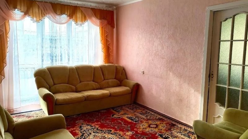 Настя розійшлася зі своїм коханим Микитою. Минуло два роки. Настя вийшла з роботи і раптом побачила… Микиту з букетом в руках! – Привіт, – сказав він. – Давно не бачились. А я ось повз проходив… – На побачення поспішаєш? – запитала Настя. – Не буду затримувати. – Ні, це тобі! – простягнув він букет. – Поговоримо? Я сумував… – Я поспішаю, попереду вихідні, я їду у справах… – Діловита ти стала, – сказав Микита. – Чув тут про тебе одну цікаву річ… – І яку ж це? – Настя аж стала від цікавості