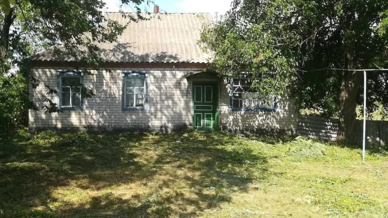 Василь тихенько вийшов з дому і пішов до будинку Наталки. Наталка була його колишньою коханою. Вже минуло 16 років, як вони розійшлися і Василь одружився з Людою. А зараз Наталя раптом приїхала в село. І приїхала не сама… Василь тихо підійшов до будинку Наталі. Вона сиділа прямо на траві, а на її руках були двоє – хлопчик і дівчинка, схоже двійнята… – Наталко, йдіть обідати! – на ґанок вийшов великий мужик, схоже чоловік Наталі. – Ми вже йдемо, – відповіла жінка. На вулицю вийшов ще якийсь хлопець. – Ну ми чекаємо, ходіть швидше! – гукнув він. Василь придивився до хлопця і серце його стрепенулося