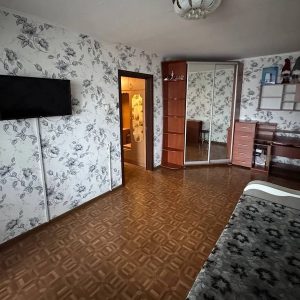Максим стояв біля вікна і дивився, як краплі дощу стікають по склу. – Максиме, можна тебе на хвилину? – гукнула його дружина. – Що? – запитав чоловік. – Підійди до мене. Краще тобі самому все побачити, – сказала Ганна. Максим розвернувся і попрямував у ванну. – Що вже сталося? – злегка запереживав чоловік. – У тебе якісь проблеми? – Не проблеми, а «сюрприз»! – Ганна спробувала посміхнутися, і простягла чоловіку якусь коробочку. – Що це? – не зрозумів Максим, взяв коробочку, відкрив її і… аж рота відкрив від побаченого