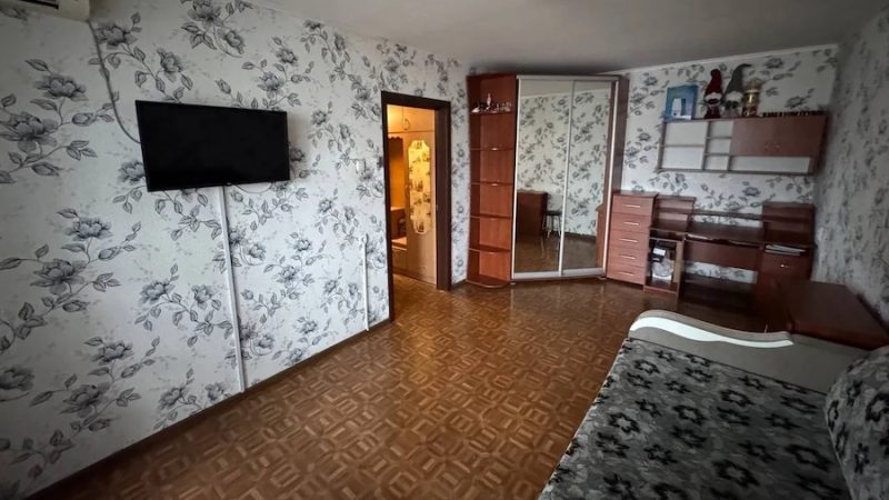 Максим стояв біля вікна і дивився, як краплі дощу стікають по склу. – Максиме, можна тебе на хвилину? – гукнула його дружина. – Що? – запитав чоловік. – Підійди до мене. Краще тобі самому все побачити, – сказала Ганна. Максим розвернувся і попрямував у ванну. – Що вже сталося? – злегка запереживав чоловік. – У тебе якісь проблеми? – Не проблеми, а «сюрприз»! – Ганна спробувала посміхнутися, і простягла чоловіку якусь коробочку. – Що це? – не зрозумів Максим, взяв коробочку, відкрив її і… аж рота відкрив від побаченого
