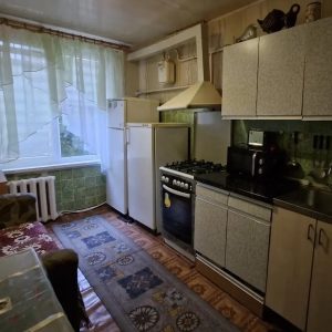 Настя вийшла заміж за Олега. Першої ж ночі після весілля він пішов гуляти з друзями, і всю вагітність Настя переживала. – Ти маєш сидіти вдома, зі мною! – казала вона. – Це нечесно, що ти розважаєшся, а я тут одна. – Ну так ходімо з нами, – незворушно відповідав Олег. Але Насті не хотілося нікуди йти. Не до розваг було. Дивно, але коли народився син, Олега на якийсь час ніби підмінили. Він із задоволенням бавився зі Степаном, купав його, гуляв з візочком… Настя вирішила було, що все ще налагодиться. Але працювати Олег так і не хотів. А коли Степану було три роки Настя зважилася на важливий крок