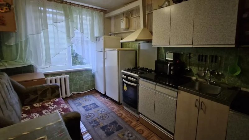 Настя вийшла заміж за Олега. Першої ж ночі після весілля він пішов гуляти з друзями, і всю вагітність Настя переживала. – Ти маєш сидіти вдома, зі мною! – казала вона. – Це нечесно, що ти розважаєшся, а я тут одна. – Ну так ходімо з нами, – незворушно відповідав Олег. Але Насті не хотілося нікуди йти. Не до розваг було. Дивно, але коли народився син, Олега на якийсь час ніби підмінили. Він із задоволенням бавився зі Степаном, купав його, гуляв з візочком… Настя вирішила було, що все ще налагодиться. Але працювати Олег так і не хотів. А коли Степану було три роки Настя зважилася на важливий крок