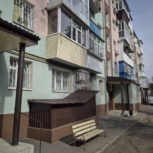 Катерина з братом приїхали в гості до матері. Вони підійшли до дверей квартири, натиснули на дзвінок. Двері ніхто не відкривав. – Можливо, мама в магазин вийшла? – припустив Олег. Раптом, двері сусідньої квартири відкрилися. На сходову клітку вийшла сусідка, Валентина Семенівна. –  Ви не дзвоніть, Ольги Іванівни немає вдома, – підозріло сказала сусідка. – Вона кудись вийшла? – запитала Катерина. – То ви нічого не знаєте? – єхидно посміхнулася жінка. – Ваша мама тут не живе! Вона ж заміж вийшла! – В сенсі заміж?! Як заміж?! – брат з сестрою, здивовано переглянулися між собою, не розуміючи, що відбувається