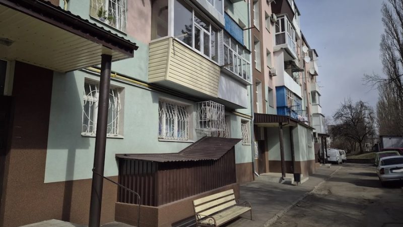 Катерина з братом приїхали в гості до матері. Вони підійшли до дверей квартири, натиснули на дзвінок. Двері ніхто не відкривав. – Можливо, мама в магазин вийшла? – припустив Олег. Раптом, двері сусідньої квартири відкрилися. На сходову клітку вийшла сусідка, Валентина Семенівна. –  Ви не дзвоніть, Ольги Іванівни немає вдома, – підозріло сказала сусідка. – Вона кудись вийшла? – запитала Катерина. – То ви нічого не знаєте? – єхидно посміхнулася жінка. – Ваша мама тут не живе! Вона ж заміж вийшла! – В сенсі заміж?! Як заміж?! – брат з сестрою, здивовано переглянулися між собою, не розуміючи, що відбувається