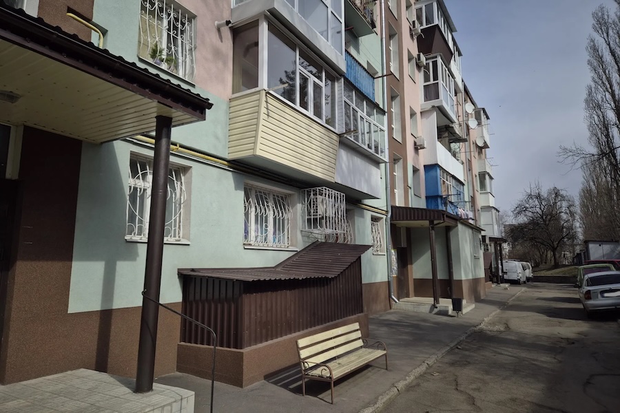 Катерина з братом приїхали в гості до матері. Вони підійшли до дверей квартири, натиснули на дзвінок. Двері ніхто не відкривав. – Можливо, мама в магазин вийшла? – припустив Олег. Раптом, двері сусідньої квартири відкрилися. На сходову клітку вийшла сусідка, Валентина Семенівна. –  Ви не дзвоніть, Ольги Іванівни немає вдома, – підозріло сказала сусідка. – Вона кудись вийшла? – запитала Катерина. – То ви нічого не знаєте? – єхидно посміхнулася жінка. – Ваша мама тут не живе! Вона ж заміж вийшла! – В сенсі заміж?! Як заміж?! – брат з сестрою, здивовано переглянулися між собою, не розуміючи, що відбувається