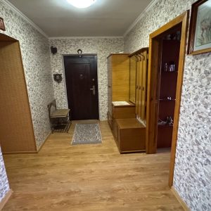 Марина давно збиралася сходити до лікаря. Нічого її не турбувало, але вона знала, що хоча б раз на рік треба відвідати поліклініку і здати аналізи. У неї була своя лікарка, Тамара Петрівна, яка мала приватний платний кабінет. У поліклініку ходити Марина не любила. Жінка записалася. Прийом пройшов чудово, лікарка подивилася Марину, взяла необхідні аналізи, і сказала, що якщо щось не так, вона подзвонить… Солодкий суботній сон перервав телефонний дзвінок. Марина аж підскочила, і глянула на годинник – 8.05 ранку. – Хто ж це так рано дзвонить у вихідний? – подумала вона. Жінка глянула на екран телефону і побіліла