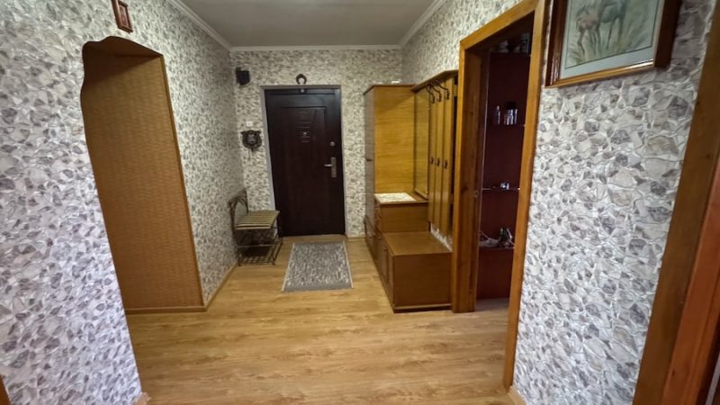Марина давно збиралася сходити до лікаря. Нічого її не турбувало, але вона знала, що хоча б раз на рік треба відвідати поліклініку і здати аналізи. У неї була своя лікарка, Тамара Петрівна, яка мала приватний платний кабінет. У поліклініку ходити Марина не любила. Жінка записалася. Прийом пройшов чудово, лікарка подивилася Марину, взяла необхідні аналізи, і сказала, що якщо щось не так, вона подзвонить… Солодкий суботній сон перервав телефонний дзвінок. Марина аж підскочила, і глянула на годинник – 8.05 ранку. – Хто ж це так рано дзвонить у вихідний? – подумала вона. Жінка глянула на екран телефону і побіліла