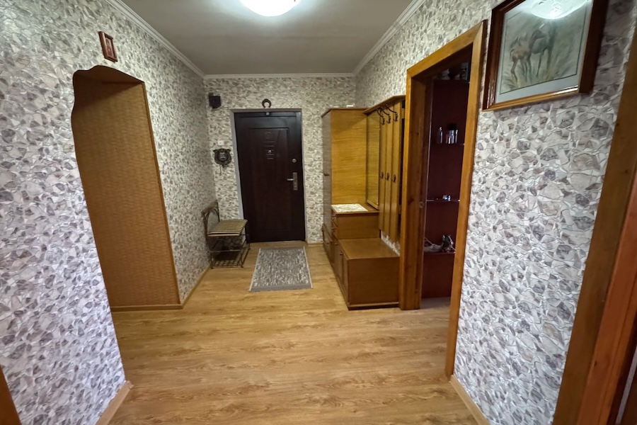 Марина давно збиралася сходити до лікаря. Нічого її не турбувало, але вона знала, що хоча б раз на рік треба відвідати поліклініку і здати аналізи. У неї була своя лікарка, Тамара Петрівна, яка мала приватний платний кабінет. У поліклініку ходити Марина не любила. Жінка записалася. Прийом пройшов чудово, лікарка подивилася Марину, взяла необхідні аналізи, і сказала, що якщо щось не так, вона подзвонить… Солодкий суботній сон перервав телефонний дзвінок. Марина аж підскочила, і глянула на годинник – 8.05 ранку. – Хто ж це так рано дзвонить у вихідний? – подумала вона. Жінка глянула на екран телефону і побіліла