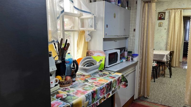 Марина приїхала в гості до матері. – Мамо, привіт! Я тут тобі продуктів привезла, – гукнула вона з порога, і зайшла на кухню, де на неї чекала мати. – Привіт, Марино, – сказала у відповідь жінка. – Сядь, нам потрібно поговорити! – Мамо, щось сталося? – захвилювалася Марина. – Я хочу тобі повідомити, що я нарешті прийняла рішення, – несподівано сказала мама, крутячи в руках якусь папку. – Яке ще рішення? Ти про що? – здивувалася Марина. – Ось, ти все сама зрозумієш, – тихо сказала мати і вручила доньці папку. – Що це? – запитала Марина, взяла папку, відкрила її і…застигла від побаченого