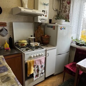 Майя обідала на кухні, коли додому повернулася її сусідка по квартирі. Світлана одразу залетіла на кухню, дівчина аж світилася від щастя. – Майя, я з таким хлопцем познайомилася! – одразу заявила Світлана сусідці. – Вітаю! Я рада за тебе, – щиро відповіла Майя. – Я думаю, що ми з ним одружимося! Олег, такий класний, – щебетала Світлана. – Хочеш я тобі його фото покажу? – Ну, давай, – усміхнулася Майя. Світлана швидко дістала свій телефон, відкрила на ньому фото свого коханого, і сунула екран мобільного під ніс подруги. Майя глянула на фото хлопця і… застигла від побаченого