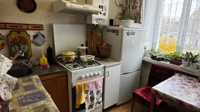 Майя обідала на кухні, коли додому повернулася її сусідка по квартирі. Світлана одразу залетіла на кухню, дівчина аж світилася від щастя. – Майя, я з таким хлопцем познайомилася! – одразу заявила Світлана сусідці. – Вітаю! Я рада за тебе, – щиро відповіла Майя. – Я думаю, що ми з ним одружимося! Олег, такий класний, – щебетала Світлана. – Хочеш я тобі його фото покажу? – Ну, давай, – усміхнулася Майя. Світлана швидко дістала свій телефон, відкрила на ньому фото свого коханого, і сунула екран мобільного під ніс подруги. Майя глянула на фото хлопця і… застигла від побаченого
