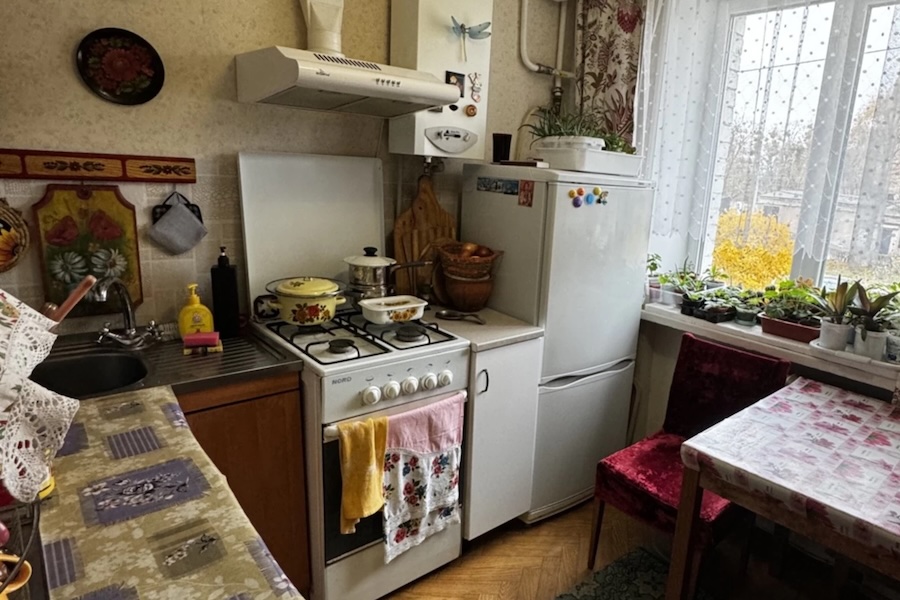 Майя обідала на кухні, коли додому повернулася її сусідка по квартирі. Світлана одразу залетіла на кухню, дівчина аж світилася від щастя. – Майя, я з таким хлопцем познайомилася! – одразу заявила Світлана сусідці. – Вітаю! Я рада за тебе, – щиро відповіла Майя. – Я думаю, що ми з ним одружимося! Олег, такий класний, – щебетала Світлана. – Хочеш я тобі його фото покажу? – Ну, давай, – усміхнулася Майя. Світлана швидко дістала свій телефон, відкрила на ньому фото свого коханого, і сунула екран мобільного під ніс подруги. Майя глянула на фото хлопця і… застигла від побаченого