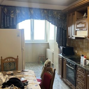 Людмила цілий день крутилася на кухні, запекла ароматну курочку, накришила салатів, спекла торт. Аякже ж?! Сьогодні у неї день народження. Ближче вечора, відкрилися вхідні двері. – Кохана я вдома! – гукнув з коридору Ігор. Людмила вибігла до чоловіка. – З Днем народження, Людмило! – бадьоро сказав Ігор, простягаючи їй квіти. – Дякую, – Людмила взяла букет, посміхнулася.  – Це ще не все! – чоловік дістав з пакета листівку та якусь коробочку. – Ось, листівка. І ще… ну, це тобі знадобиться! – Дякую, – сказала Людмила, взяла коробочку, відкрила її і…остовпіла від побаченого