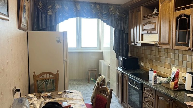 Людмила цілий день крутилася на кухні, запекла ароматну курочку, накришила салатів, спекла торт. Аякже ж?! Сьогодні у неї день народження. Ближче вечора, відкрилися вхідні двері. – Кохана я вдома! – гукнув з коридору Ігор. Людмила вибігла до чоловіка. – З Днем народження, Людмило! – бадьоро сказав Ігор, простягаючи їй квіти. – Дякую, – Людмила взяла букет, посміхнулася.  – Це ще не все! – чоловік дістав з пакета листівку та якусь коробочку. – Ось, листівка. І ще… ну, це тобі знадобиться! – Дякую, – сказала Людмила, взяла коробочку, відкрила її і…остовпіла від побаченого