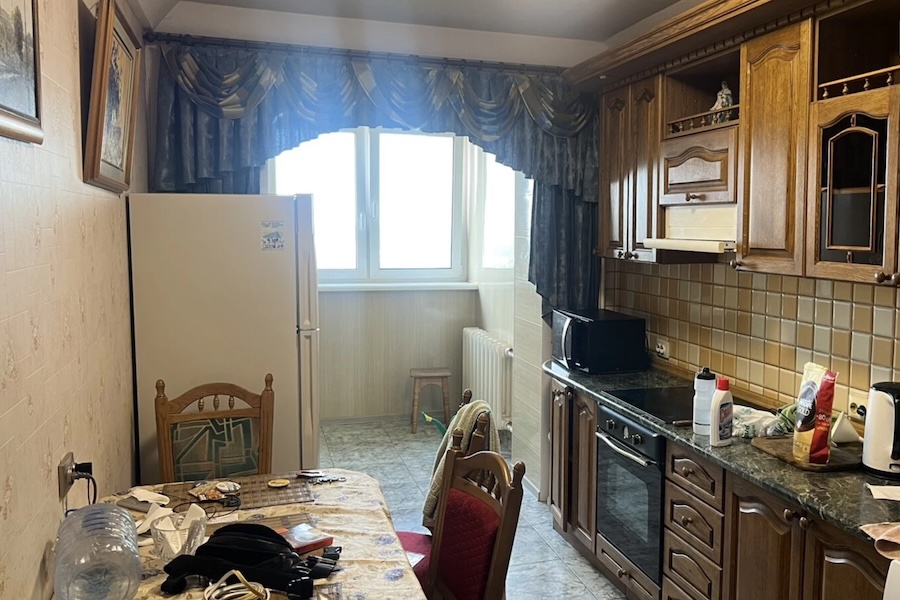 Людмила цілий день крутилася на кухні, запекла ароматну курочку, накришила салатів, спекла торт. Аякже ж?! Сьогодні у неї день народження. Ближче вечора, відкрилися вхідні двері. – Кохана я вдома! – гукнув з коридору Ігор. Людмила вибігла до чоловіка. – З Днем народження, Людмило! – бадьоро сказав Ігор, простягаючи їй квіти. – Дякую, – Людмила взяла букет, посміхнулася.  – Це ще не все! – чоловік дістав з пакета листівку та якусь коробочку. – Ось, листівка. І ще… ну, це тобі знадобиться! – Дякую, – сказала Людмила, взяла коробочку, відкрила її і…остовпіла від побаченого