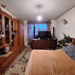 Віра квапливо поверталася додому з роботи. Сьогодні вона пообіцяла відвести свою маму на огляд. Жінка відчинила двері своїм ключем, і полегшено видихнула – парадні туфлі матері стояли в коридорі. – Значить, вона ще вдома, – подумала Віра. Почувши в маминій кімнаті голоси, Віра спочатку не звернула на них уваги. Антоніна Петрівна могла дивитися телевізор або розмовляти телефоном. На випадок, якщо мама задрімала, Віра навшпиньки пройшла через усю квартиру, тихенько повернула ручку дверей і… аж рота відкрила від побаченої картини