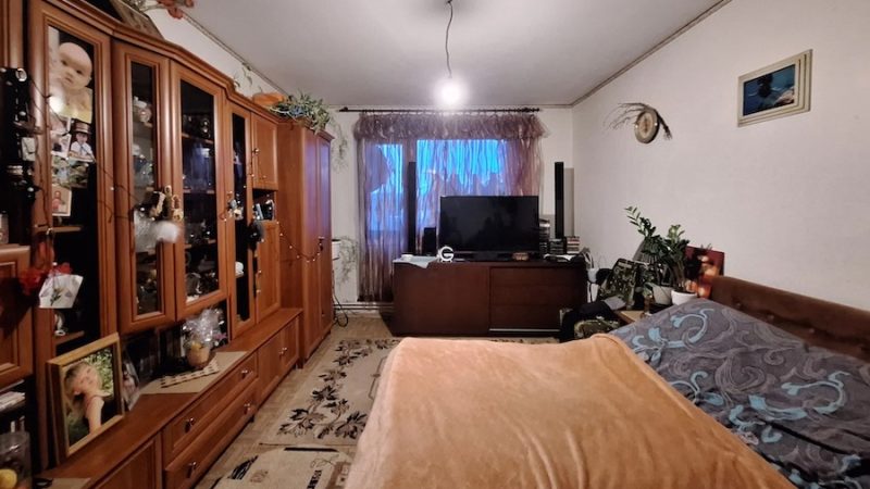 Віра квапливо поверталася додому з роботи. Сьогодні вона пообіцяла відвести свою маму на огляд. Жінка відчинила двері своїм ключем, і полегшено видихнула – парадні туфлі матері стояли в коридорі. – Значить, вона ще вдома, – подумала Віра. Почувши в маминій кімнаті голоси, Віра спочатку не звернула на них уваги. Антоніна Петрівна могла дивитися телевізор або розмовляти телефоном. На випадок, якщо мама задрімала, Віра навшпиньки пройшла через усю квартиру, тихенько повернула ручку дверей і… аж рота відкрила від побаченої картини