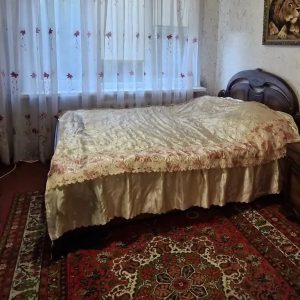 Костянтин схопив свою куртку й вискочив надвір. Чоловік дійшов до парку і сів на лавку. Він дивився на людей, які проходили повз. Он жінка котить візочок із малюком. Поруч з нею йде чоловік. – А ми з моєю Галею вже давно так не гуляли і не розмовляли, – сумно подумав Костянтин. – Ми з нею взагалі давно ні про що не говорили, окрім грошей… Додому він повернувся о пів на дванадцяту. Галя не спала. – З’явився? – запитала дружина. – Спиш сьогодні у дитячій кімнаті. – Ні, – сказав Костянтин. – Я сплю на своєму місці. А ти – можеш спати де завгодно! Такого Галя явно не очікувала…