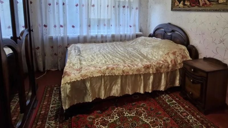 Костянтин схопив свою куртку й вискочив надвір. Чоловік дійшов до парку і сів на лавку. Він дивився на людей, які проходили повз. Он жінка котить візочок із малюком. Поруч з нею йде чоловік. – А ми з моєю Галею вже давно так не гуляли і не розмовляли, – сумно подумав Костянтин. – Ми з нею взагалі давно ні про що не говорили, окрім грошей… Додому він повернувся о пів на дванадцяту. Галя не спала. – З’явився? – запитала дружина. – Спиш сьогодні у дитячій кімнаті. – Ні, – сказав Костянтин. – Я сплю на своєму місці. А ти – можеш спати де завгодно! Такого Галя явно не очікувала…