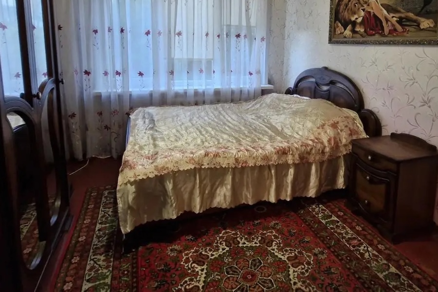 Костянтин схопив свою куртку й вискочив надвір. Чоловік дійшов до парку і сів на лавку. Він дивився на людей, які проходили повз. Он жінка котить візочок із малюком. Поруч з нею йде чоловік. – А ми з моєю Галею вже давно так не гуляли і не розмовляли, – сумно подумав Костянтин. – Ми з нею взагалі давно ні про що не говорили, окрім грошей… Додому він повернувся о пів на дванадцяту. Галя не спала. – З’явився? – запитала дружина. – Спиш сьогодні у дитячій кімнаті. – Ні, – сказав Костянтин. – Я сплю на своєму місці. А ти – можеш спати де завгодно! Такого Галя явно не очікувала…