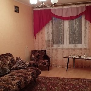 Галя з чоловіком зібрали сімейну раду. Вирішили, що Галя поїде у відпустку сама, бо Геннадія не пускають з роботи. – Ну що ти через мене відмовлятимешся?! – сказав Геннадій. – Їдь спокійно. – Ну, як скажеш, Гено, – сказала Галя. – Як ти тут один, без мене? Впораєшся? – Не пропаду, – відповів чоловік… Через три тижні, Галина в піднесеному настрої поверталася додому – скучила за своїм Геною. Підʼїжджаючи до будинку, жінка думала про те, що треба буде встигнути щось приготувати смачненьке чоловіком. Галя підійшла до дверей і здивувалася – її ключ не підходив! Жінка не розуміла, що це робиться