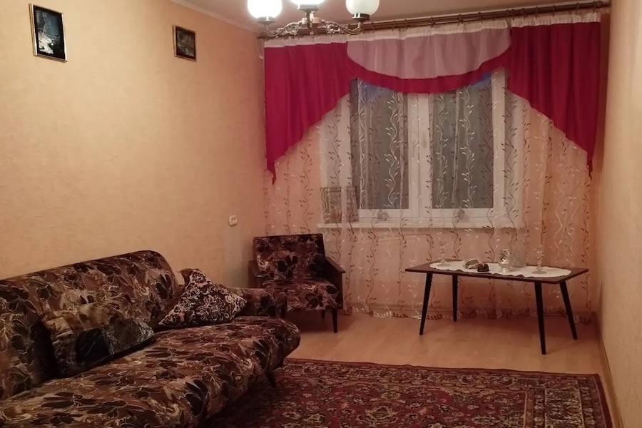 Галя з чоловіком зібрали сімейну раду. Вирішили, що Галя поїде у відпустку сама, бо Геннадія не пускають з роботи. – Ну що ти через мене відмовлятимешся?! – сказав Геннадій. – Їдь спокійно. – Ну, як скажеш, Гено, – сказала Галя. – Як ти тут один, без мене? Впораєшся? – Не пропаду, – відповів чоловік… Через три тижні, Галина в піднесеному настрої поверталася додому – скучила за своїм Геною. Підʼїжджаючи до будинку, жінка думала про те, що треба буде встигнути щось приготувати смачненьке чоловіком. Галя підійшла до дверей і здивувалася – її ключ не підходив! Жінка не розуміла, що це робиться