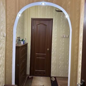 Максим повернувся додому з відрядження. Чоловік піднявся на свій поверх, підійшов до дверей квартири і здивувався… Біля дверей стояло декілька валіз. – А це ще що таке? – сказав сам до себе Максим. Він спробував відкрити двері квартири своїм ключем, але замок був зміненим. – Валя що, замки змінила? З якого це дива? – подумав Максим. Раптом, на одній із валіз, чоловік помітив якусь червону папку. Він взяв цю папку, відкрив її, там лежали якісь документи. Максим швидко переглянув документи і…остовпів від побаченого
