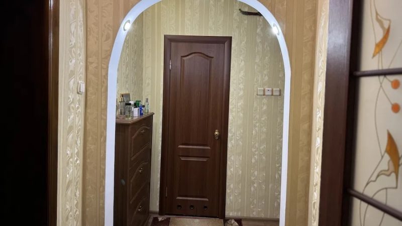Максим повернувся додому з відрядження. Чоловік піднявся на свій поверх, підійшов до дверей квартири і здивувався… Біля дверей стояло декілька валіз. – А це ще що таке? – сказав сам до себе Максим. Він спробував відкрити двері квартири своїм ключем, але замок був зміненим. – Валя що, замки змінила? З якого це дива? – подумав Максим. Раптом, на одній із валіз, чоловік помітив якусь червону папку. Він взяв цю папку, відкрив її, там лежали якісь документи. Максим швидко переглянув документи і…остовпів від побаченого