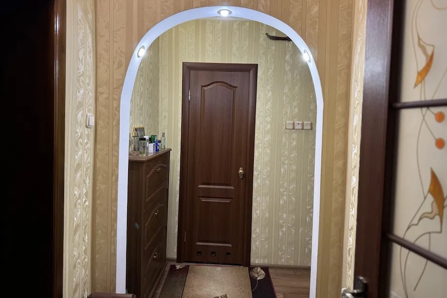 Максим повернувся додому з відрядження. Чоловік піднявся на свій поверх, підійшов до дверей квартири і здивувався… Біля дверей стояло декілька валіз. – А це ще що таке? – сказав сам до себе Максим. Він спробував відкрити двері квартири своїм ключем, але замок був зміненим. – Валя що, замки змінила? З якого це дива? – подумав Максим. Раптом, на одній із валіз, чоловік помітив якусь червону папку. Він взяв цю папку, відкрив її, там лежали якісь документи. Максим швидко переглянув документи і…остовпів від побаченого
