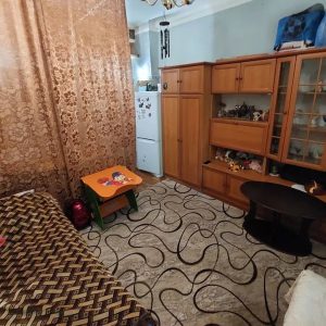 Олена цілу ніч не знаходила собі місця. Олег давно мав повернутися додому, а його все нема. – Мабуть щось сталося? – хвилювалася жінка. В цей момент, вхідні двері відкрилися. – Повернувся! – зраділа Олена, і хотіла було кинутися зустрічати чоловіка, як несподівано зрозуміла, що Олег не сам. З коридору долинав ще один голос. Голос свекрухи, Раїси Іванівни. – А вона що тут робить? – здивувалася жінка. Раптом, Олена почула що Олег та Раїса Іванівна про щось шепочуться. Олена підійшла до дверей кімнати, прислухалася до розмови чоловіка та свекрухи і…ахнула від почутого
