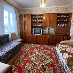 Денис повернувся додому з відпустки. – Віро, я вдома! – гукнув з коридору чоловік. Але у відповідь була тиша. Чоловік зайшов на кухню, заглянув в кімнату, жінки ніде не було. – Та що ж це таке?! – невдоволено сказав сам до себе він. Денис зайшов у спальню, відкрив шафу, щоб розкласти свої речі, і здивувався…речей Віри у шафі не було. Чоловік швидко взяв свій мобільний, і набрав номер жінки. Але і тут Віра не відповіла. Раптом на тумбочці, Денис помітив якийсь аркуш паперу. Денис взяв його, прочитав і… застиг від обурення