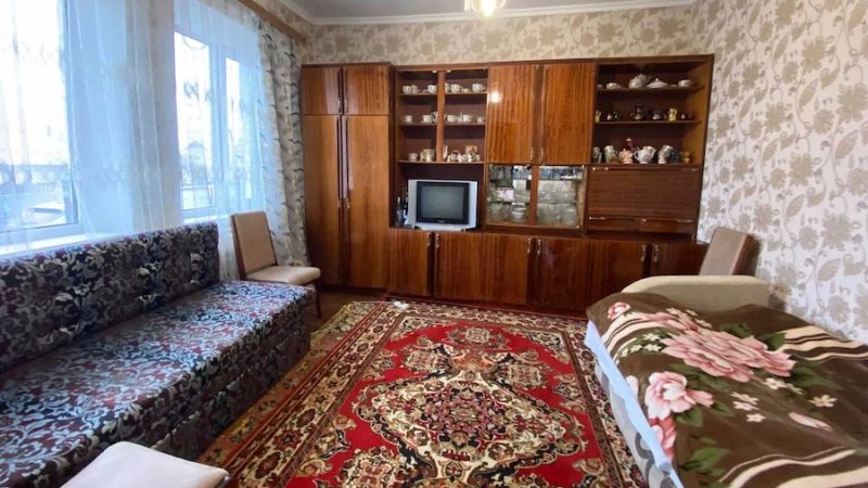 Денис повернувся додому з відпустки. – Віро, я вдома! – гукнув з коридору чоловік. Але у відповідь була тиша. Чоловік зайшов на кухню, заглянув в кімнату, жінки ніде не було. – Та що ж це таке?! – невдоволено сказав сам до себе він. Денис зайшов у спальню, відкрив шафу, щоб розкласти свої речі, і здивувався…речей Віри у шафі не було. Чоловік швидко взяв свій мобільний, і набрав номер жінки. Але і тут Віра не відповіла. Раптом на тумбочці, Денис помітив якийсь аркуш паперу. Денис взяв його, прочитав і… застиг від обурення