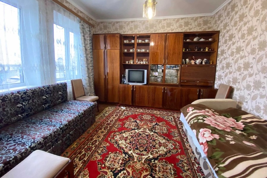 Денис повернувся додому з відпустки. – Віро, я вдома! – гукнув з коридору чоловік. Але у відповідь була тиша. Чоловік зайшов на кухню, заглянув в кімнату, жінки ніде не було. – Та що ж це таке?! – невдоволено сказав сам до себе він. Денис зайшов у спальню, відкрив шафу, щоб розкласти свої речі, і здивувався…речей Віри у шафі не було. Чоловік швидко взяв свій мобільний, і набрав номер жінки. Але і тут Віра не відповіла. Раптом на тумбочці, Денис помітив якийсь аркуш паперу. Денис взяв його, прочитав і… застиг від обурення