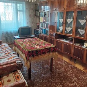 Тетяна Іванівна прокинулася рано, заварила ароматну каву, і сіла з чашкою за кухонний стіл. Раптом пролунав дзвінок в домофон. – А це кого ще, так рано принесло? – здивувалася жінка, глянувши на годинник. Тетяна Іванівна підійшла до домофону, взяла слухавку. – Мамо, відкрий, у мене до тебе термінова справа! – почула вона голос свого сина. Тетяна Іванівна натиснула на кнопку домофону, щоб відкрити двері підʼїзду, і стала чекати на Романа. За дві хвилини вхідні двері в квартиру відкрилися, в квартиру влетів Роман. Тетяна Іванівна глянула на сина і застигла від побаченої картини