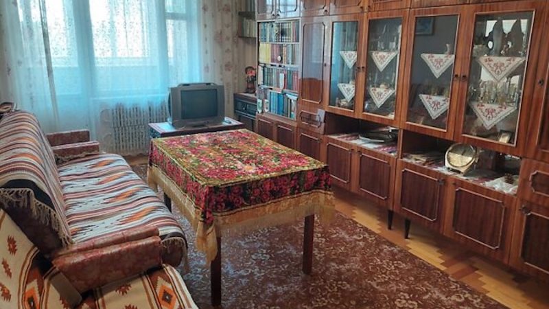 Тетяна Іванівна прокинулася рано, заварила ароматну каву, і сіла з чашкою за кухонний стіл. Раптом пролунав дзвінок в домофон. – А це кого ще, так рано принесло? – здивувалася жінка, глянувши на годинник. Тетяна Іванівна підійшла до домофону, взяла слухавку. – Мамо, відкрий, у мене до тебе термінова справа! – почула вона голос свого сина. Тетяна Іванівна натиснула на кнопку домофону, щоб відкрити двері підʼїзду, і стала чекати на Романа. За дві хвилини вхідні двері в квартиру відкрилися, в квартиру влетів Роман. Тетяна Іванівна глянула на сина і застигла від побаченої картини