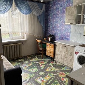 Ганна гостювала у сестри. Поки Оля була на роботі, Ганна вирішила пробігтися магазинами. За шопінгом, Ганна не помітила, як настав вечір. – Ого, вже майже шоста година, пора повертатися, – вирішила Ганна і вийшла з торгового центру. Через півгодини, Ганна відкрила двері квартири сестри ключем, який виділила їй Ольга. Олі вдома ще не було. Раптом Ганна почула голос чоловіка сестри, який долинав з кімнати. Андрій з кимось розмовляв по телефону. Ганна мимоволі прислухалася до розмови Андрія і…ахнула від почутого