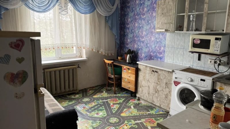 Ганна гостювала у сестри. Поки Оля була на роботі, Ганна вирішила пробігтися магазинами. За шопінгом, Ганна не помітила, як настав вечір. – Ого, вже майже шоста година, пора повертатися, – вирішила Ганна і вийшла з торгового центру. Через півгодини, Ганна відкрила двері квартири сестри ключем, який виділила їй Ольга. Олі вдома ще не було. Раптом Ганна почула голос чоловіка сестри, який долинав з кімнати. Андрій з кимось розмовляв по телефону. Ганна мимоволі прислухалася до розмови Андрія і…ахнула від почутого