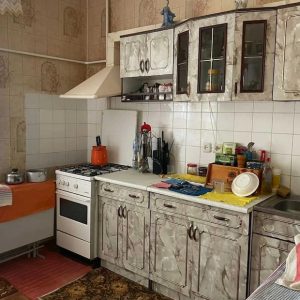 Ганна зустрілася зі своїм коханим Іваном у кафе. – Ну, про що ти хотів поговорити? – одразу запитала дівчина. – Я довго над цим думав, і вирішив, що нам настав час жити разом! Ти готова?! – радісно заявив Іван. Ганна мовчала. Іван дивився на Ганну, чекаючи відповідь на своє запитання. – Ти мене чуєш? – повторив Іван. – Вибач, але це погана ідея! – несподівано дала відповідь дівчина. – Ти що, мне не любиш? – здивувався чоловік. – Люблю… Але є одне «але», – тихо додала дівчина. – Яке ще «але»? Ти про що? – Іван здивовано дивився на Ганну, не розуміючи, що відбувається