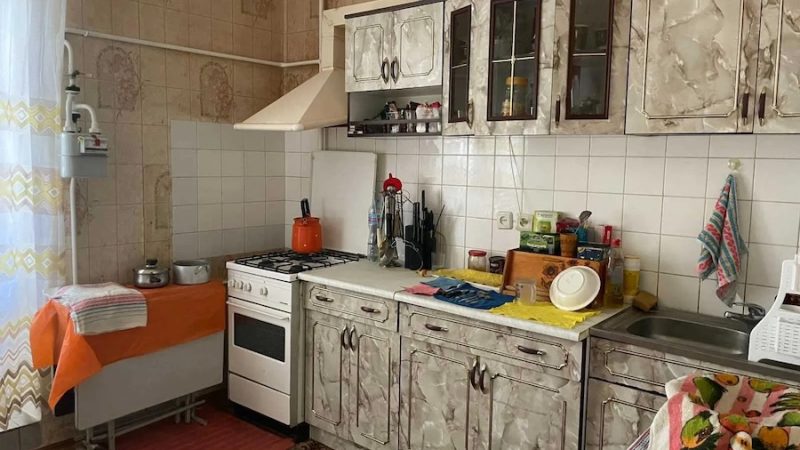 Ганна зустрілася зі своїм коханим Іваном у кафе. – Ну, про що ти хотів поговорити? – одразу запитала дівчина. – Я довго над цим думав, і вирішив, що нам настав час жити разом! Ти готова?! – радісно заявив Іван. Ганна мовчала. Іван дивився на Ганну, чекаючи відповідь на своє запитання. – Ти мене чуєш? – повторив Іван. – Вибач, але це погана ідея! – несподівано дала відповідь дівчина. – Ти що, мне не любиш? – здивувався чоловік. – Люблю… Але є одне «але», – тихо додала дівчина. – Яке ще «але»? Ти про що? – Іван здивовано дивився на Ганну, не розуміючи, що відбувається