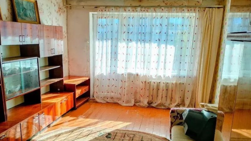 Тетяна була на роботі, як раптом пролунав дзвінок телефону. То був її чоловік Микола. – Ти сьогодні вдома о котрій будеш? – запитав похмуро він. – А що? – запитала вона. – Є термінова розмова, – сказав Микола. – Я чекаю тебе рівно до сьомої, а потім… – Що потім? – не зрозуміла Таня. – Сама побачиш, – сказав Микола і поклав слухавку… Тетяна Петрівна прийшла додому за п’ятнадцять сьома. Чоловік сидів на дивані, і задумливо дивився на стару валізу, що стояла посеред кімнати. – Прийшла… – сказав він, коли Таня застигла поряд з цією валізою. – Встигла… От і добре… А я, Таню, йду. – Куди? – Тетяна не розуміла, що відбувається