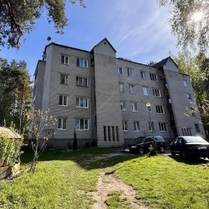 Рита прийшла на прийом до психологині. Олена уважно її вислухала. Жінка була вагітна і переживала, чи її коханий одружиться з нею. – Що ж… – сказала Олена. – Насамперед вам слід зрозуміти саму себе. Ця дитина ваша… Рита дістала телефон, скинула виклик, і поклала його на стіл. На екрані з’явилася фотографія, яка привернула увагу Олени. – Я зовсім байдужа, так? – запитала Рита. – Що? – відволіклася від фото Олена. – Ні, звісно… Маргарито, вибачте мені за запитання, але… Ви знайомі з моїм чоловіком? Бачу ви обіймаєтеся і посміхаєтесь на фото. – Із вашим чоловіком?! – ахнула та. – Взагалі-то цей мій наречений! Це мій Мишко! Олена оторопіла