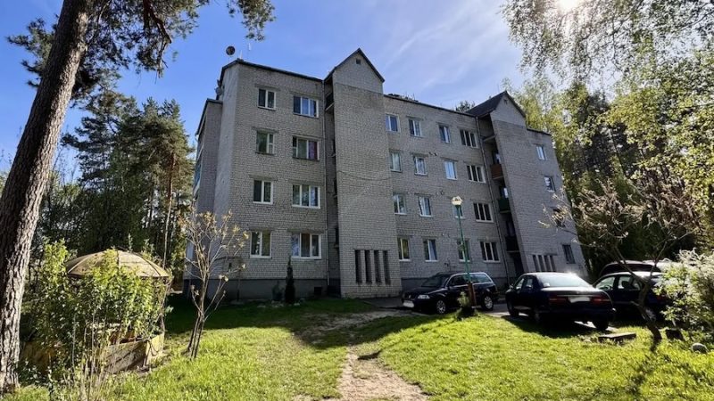 Рита прийшла на прийом до психологині. Олена уважно її вислухала. Жінка була вагітна і переживала, чи її коханий одружиться з нею. – Що ж… – сказала Олена. – Насамперед вам слід зрозуміти саму себе. Ця дитина ваша… Рита дістала телефон, скинула виклик, і поклала його на стіл. На екрані з’явилася фотографія, яка привернула увагу Олени. – Я зовсім байдужа, так? – запитала Рита. – Що? – відволіклася від фото Олена. – Ні, звісно… Маргарито, вибачте мені за запитання, але… Ви знайомі з моїм чоловіком? Бачу ви обіймаєтеся і посміхаєтесь на фото. – Із вашим чоловіком?! – ахнула та. – Взагалі-то цей мій наречений! Це мій Мишко! Олена оторопіла