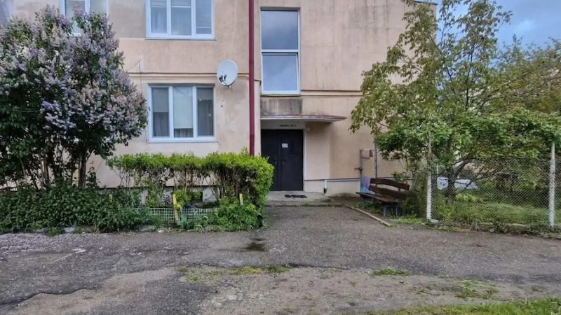 Надя приїхала з села у місто. Вона хотіла купити мамі подарунок – гарне намисто. Надя підбігла до входу в метро. – Допоможіть матусі з дитиною малою, скільки можете, – просто над вухом Наді пролунав ніжний голосок. Надя озирнулася – якась дівчина тримала загорнуту в пелюшки маленьку дитину. Серце Наді стрепенулося. Вона дістала гаманець і дала частину грошей. – Ти особлива, щедра ти моя, чекає на тебе любов велика і щастя, заслужила ти його! – сказала Наді незнайомка і пішла. Надя постояла пару хвилин і зайшла в метро. Вона дістала гаманець і застигла від побаченого