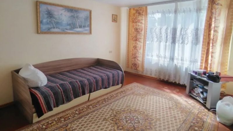 В Аліси занедужала донечка Ганна. Вони були в лікарні, як раптом Аліса зустріла там свого колишнього – Михайла. Вона тримала півторарічну дочку на руках, а той дивився на неї, насупившись. – Ти нічого не хочеш мені сказати? – запитав чоловік. – Можу спитати, як твоє здоров’я? – відповіла Аліса. – Недарма ж ми зустрілися в лікарні. – Ти тримаєш на руках дитину, а я хочу тобі дещо показати, – раптом заявив Михайло. Аліса застигла, спостерігаючи за тим, як він дістає з кишені гаманець. З нього Михайло витягнув фотографію дитини. Аліса подивилася на неї й ахнула. – Звідки у тебе фото моєї доньки?! – тільки й вигукнула вона